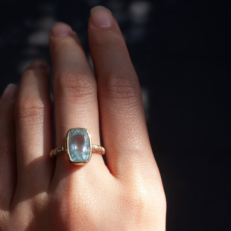 Linea Ring, Aquamarine, 9kt Yellow Gold