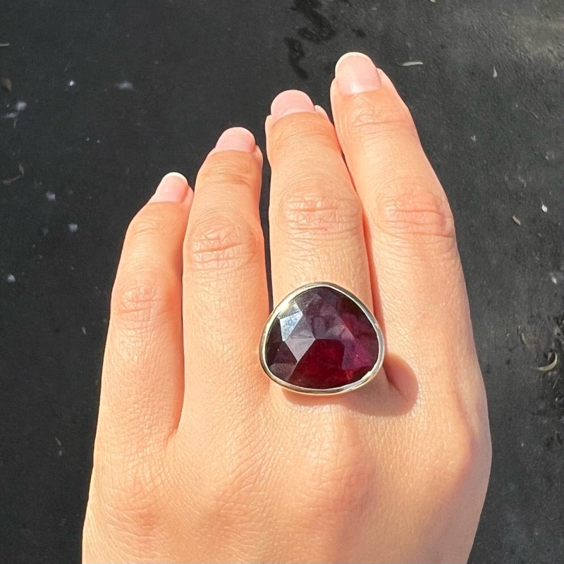 Pebble Ring, Garnet, 9kt Yellow Gold