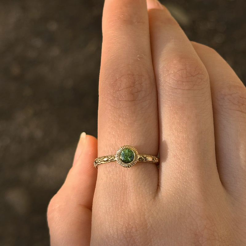 Embossed Ring, Green Sapphire, 9kt Yellow Gold