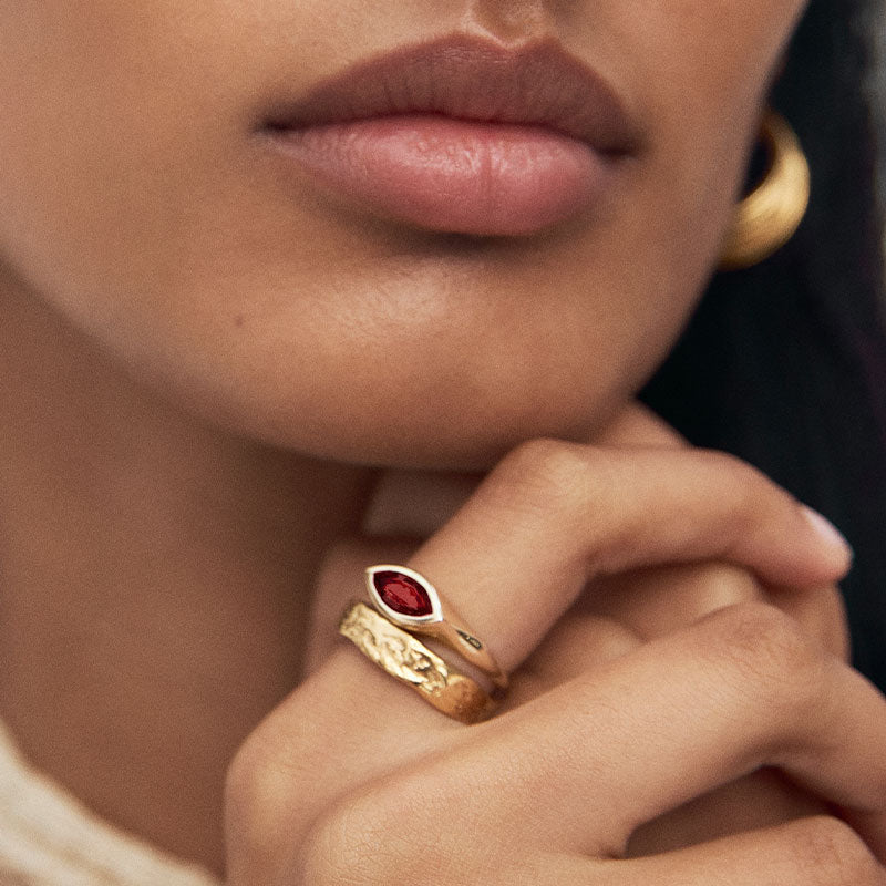 Iris Ring, Garnet, 9kt Yellow Gold