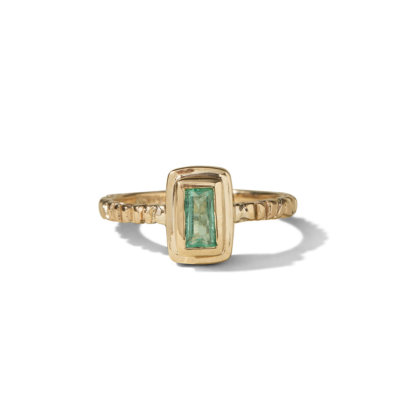 Linea Ring, Emerald, 9kt Yellow Gold