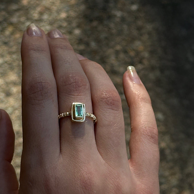 Linea Ring, Emerald, 9kt Yellow Gold
