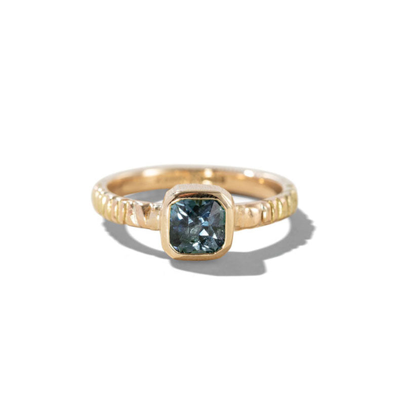 Linea Ring, Teal Sapphire, 9kt Yellow Gold