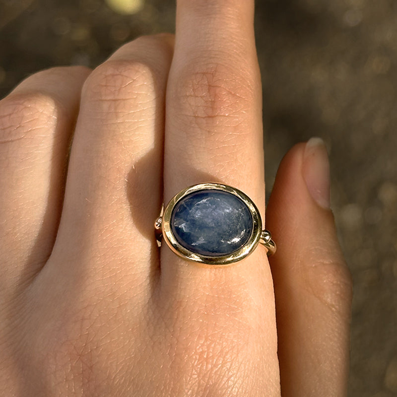 Sirus Ring, Silky Sapphire, 9kt Yellow Gold