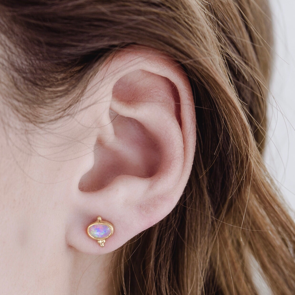 Anara Stud, White Opal, Gold