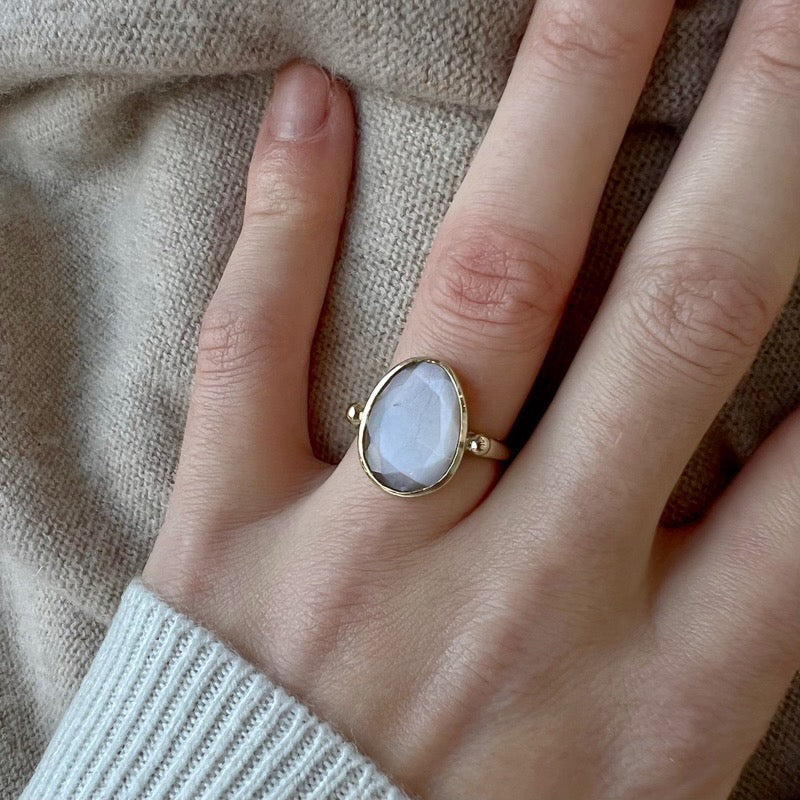Pebble Ring, Peach Moonstone, 9kt Yellow Gold