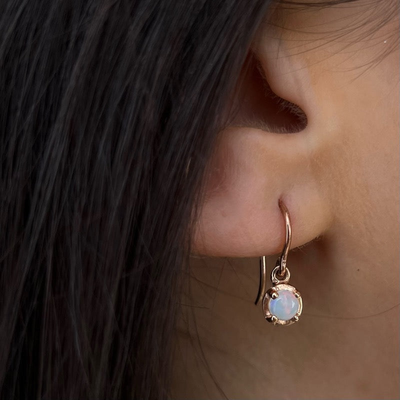Winkie Earring, White Opal, Gold
