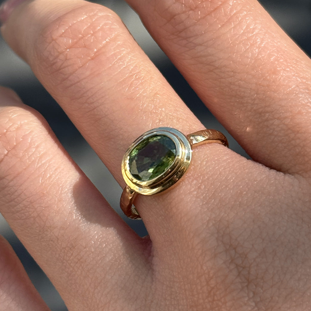 Era Ring, Green Sapphire, 9kt Yellow Gold