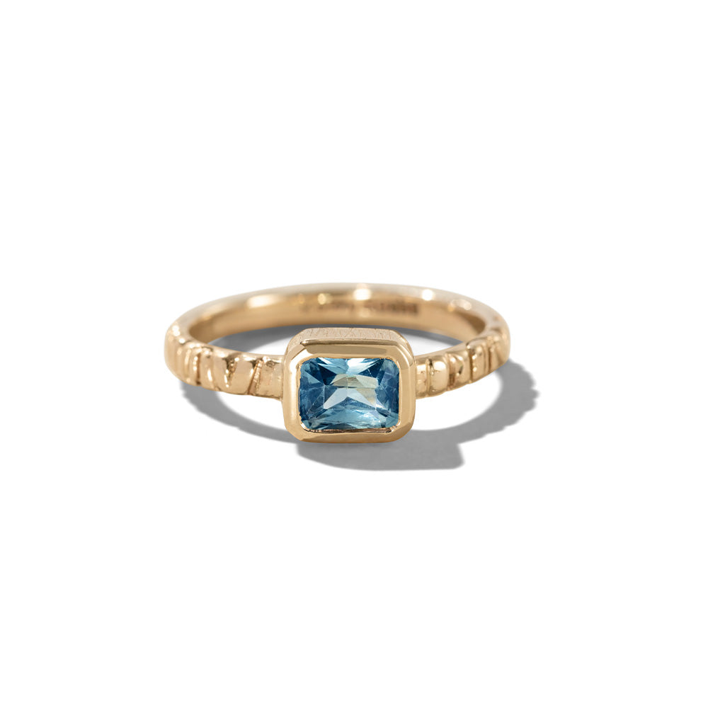 Linea Ring, Blue Sapphire, 9kt Yellow Gold