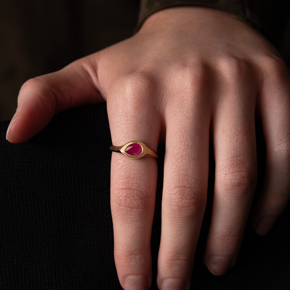 Akros Ring, Ruby, 9kt Yellow Gold