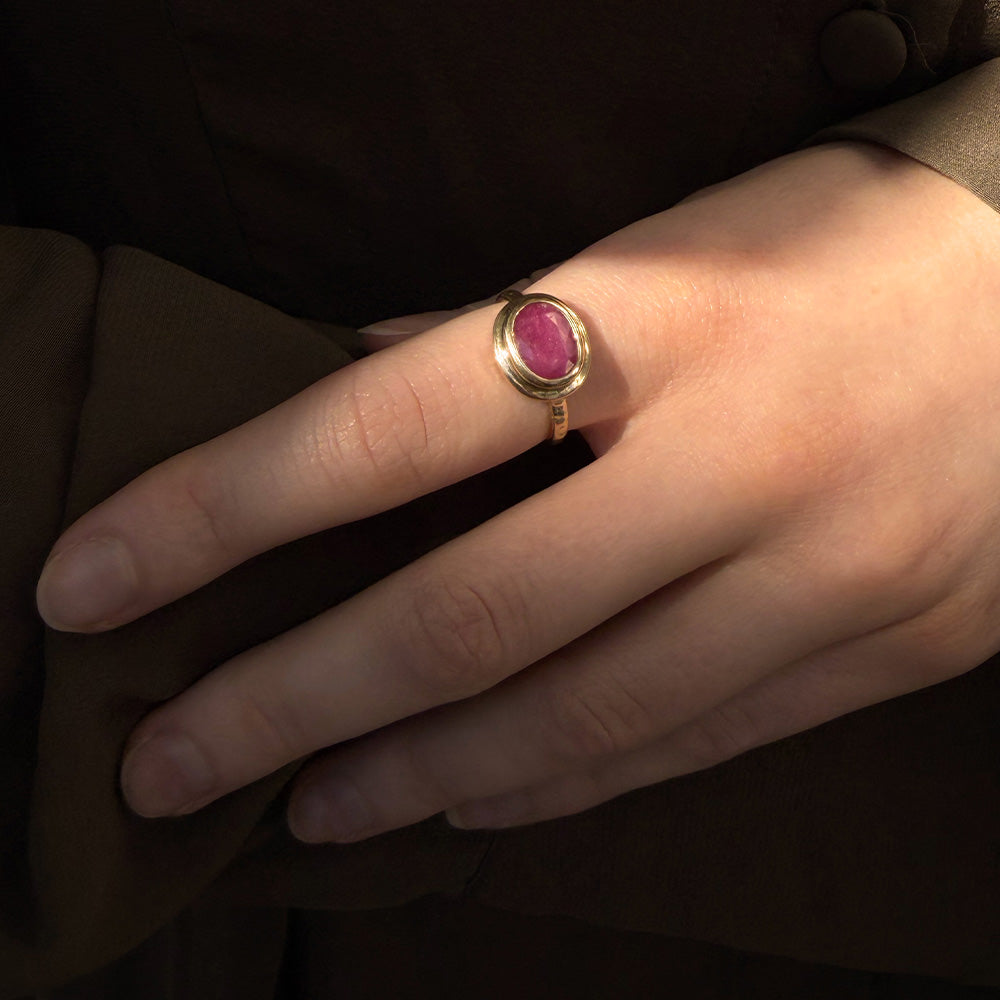 Era Ring, Ruby, 9kt Yellow Gold