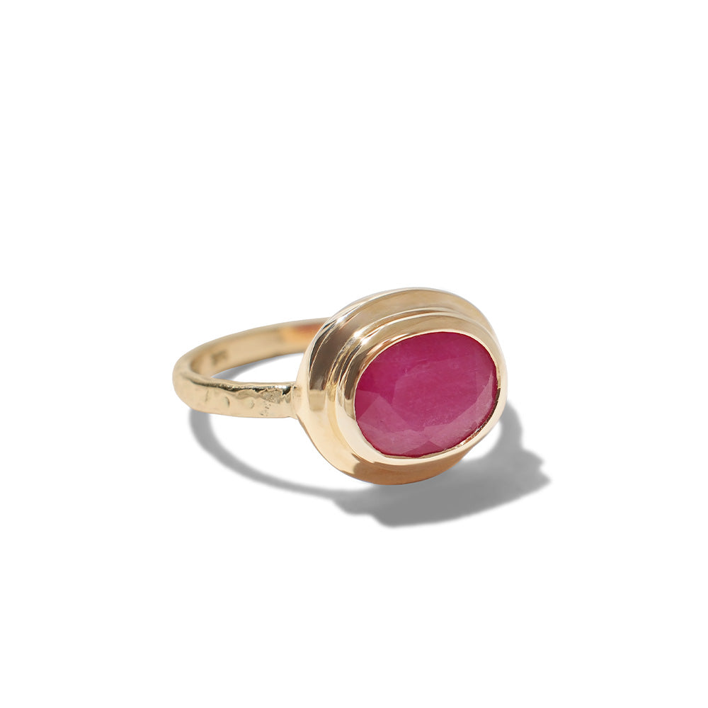 Era Ring, Ruby, 9kt Yellow Gold