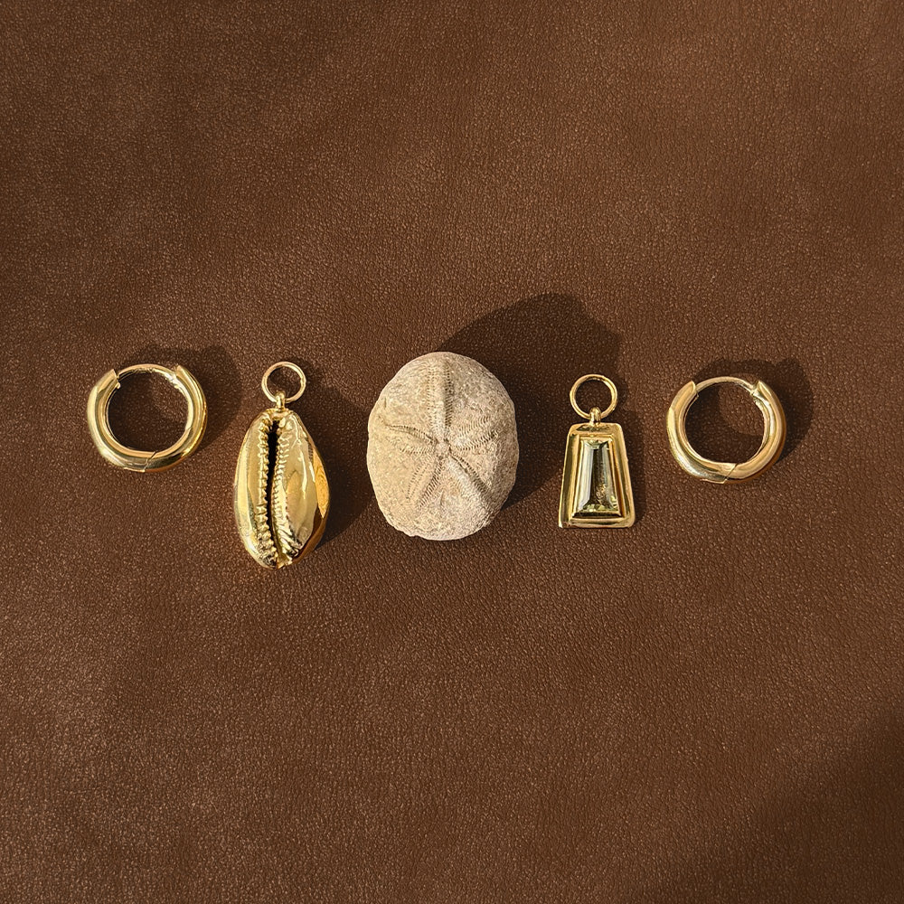 Cowrie Charm, Gold