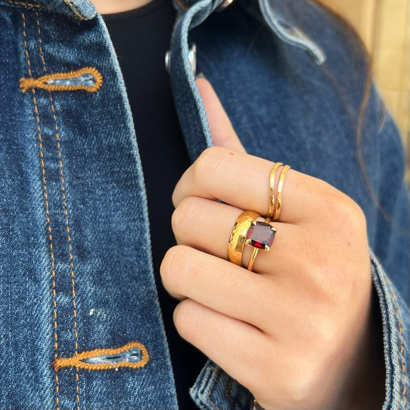 Mini Kara Ring, Garnet, 9kt Yellow Gold