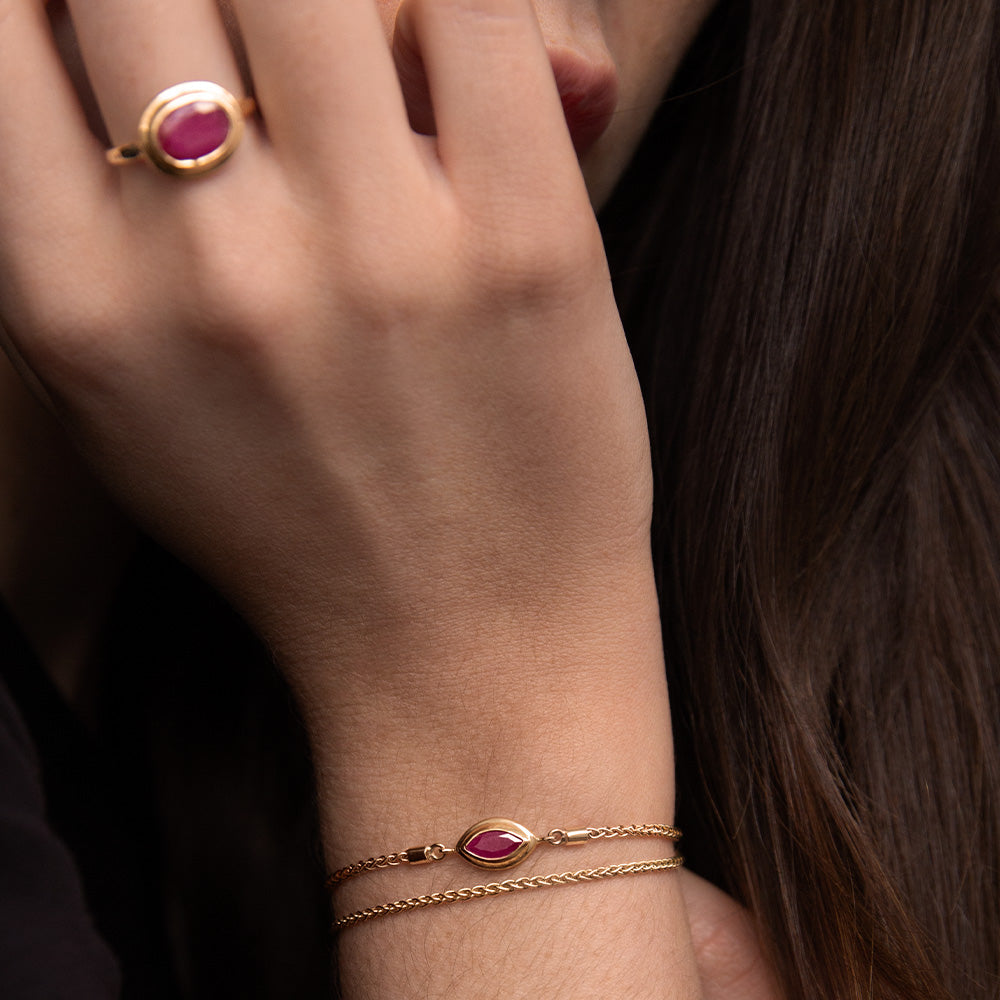 Era Ring, Ruby, 9kt Yellow Gold