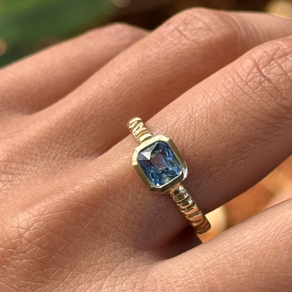 Linea Ring, Blue Sapphire, 9kt Yellow Gold