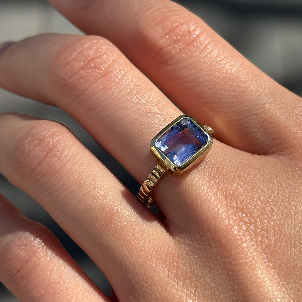 Linea Ring, Iolite, 9kt Yellow Gold