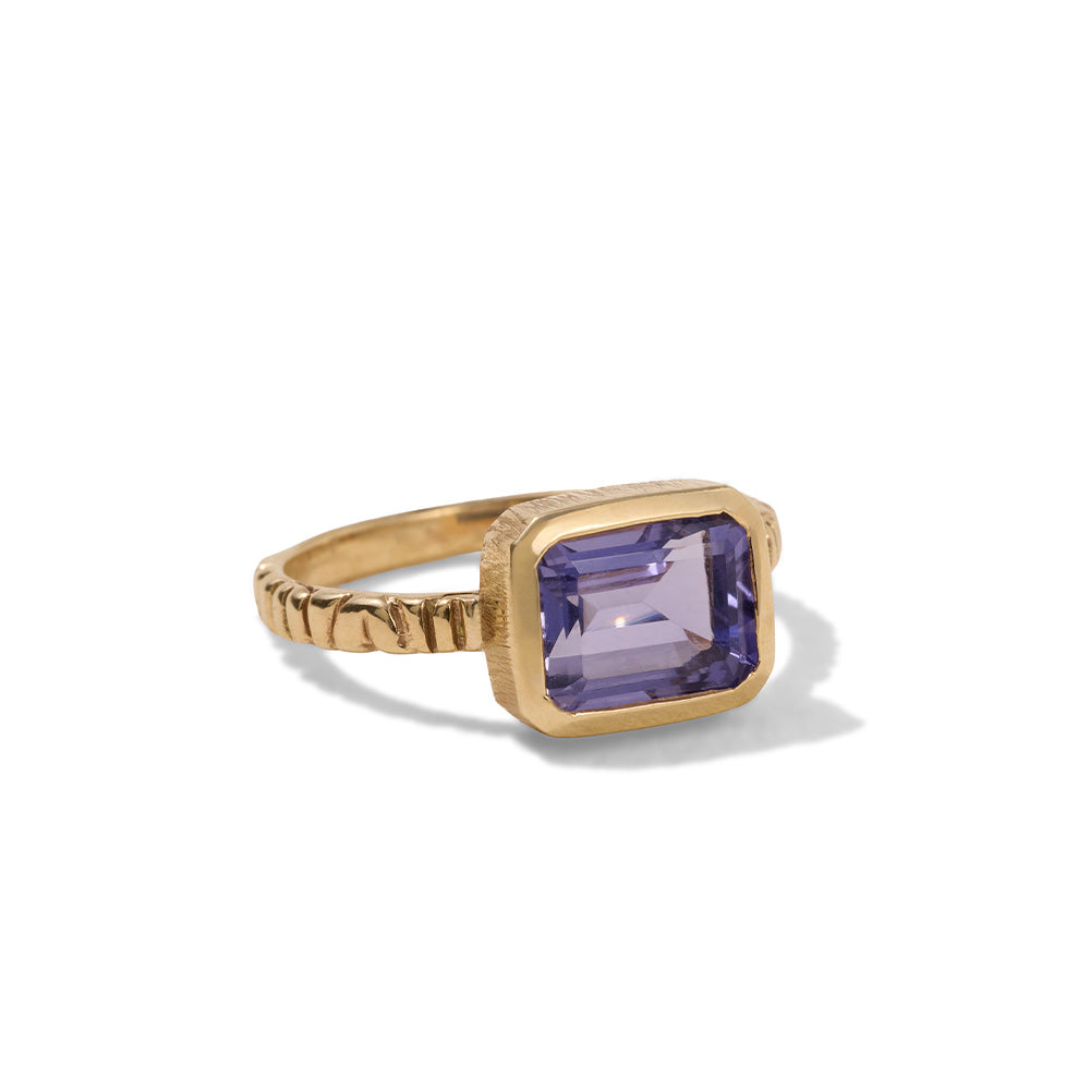 Linea Ring, Iolite, 9kt Yellow Gold