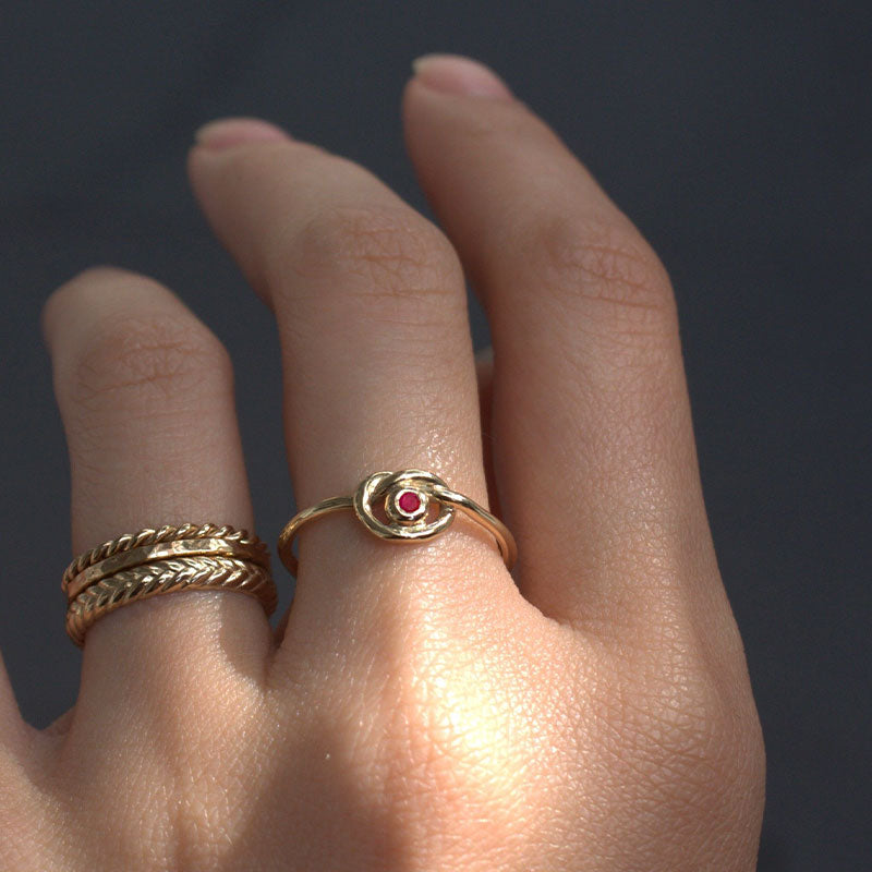 Love Knot Ring, Ruby, 9kt Yellow Gold