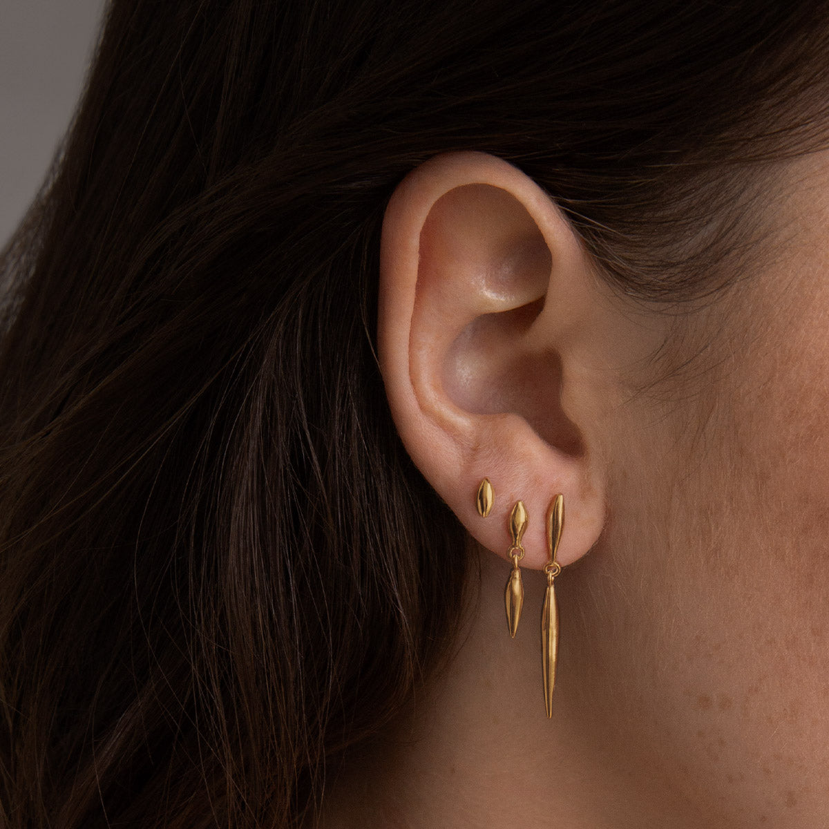 gold nexus stud with elongated seed forms