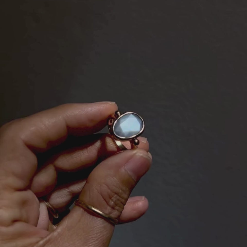 Pebble Ring, Moonstone, 9kt Yellow Gold