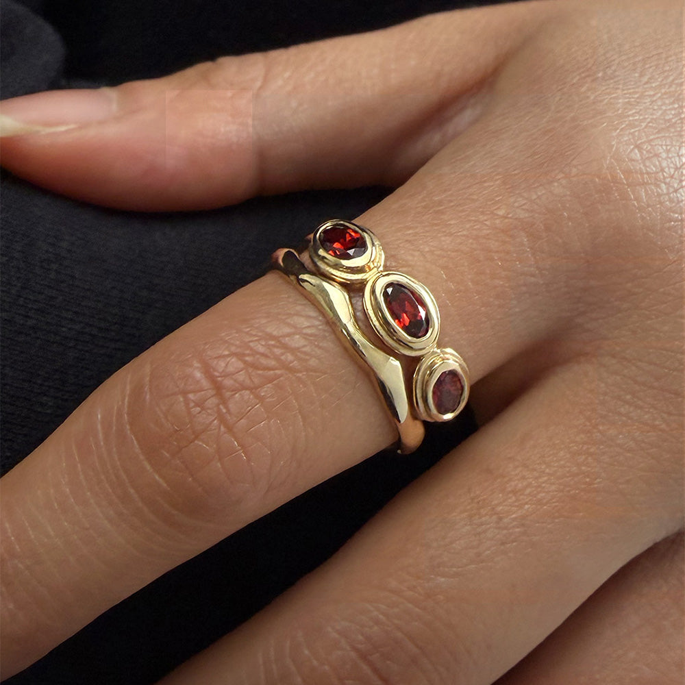 Trilogy Ring, Garnet, 9kt Yellow Gold