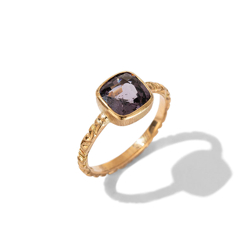 Linea Ring, Violet Spinel, 9kt Yellow Gold