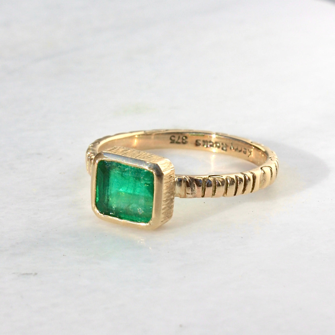 Linea Ring, Emerald, Large, 9kt Yellow Gold