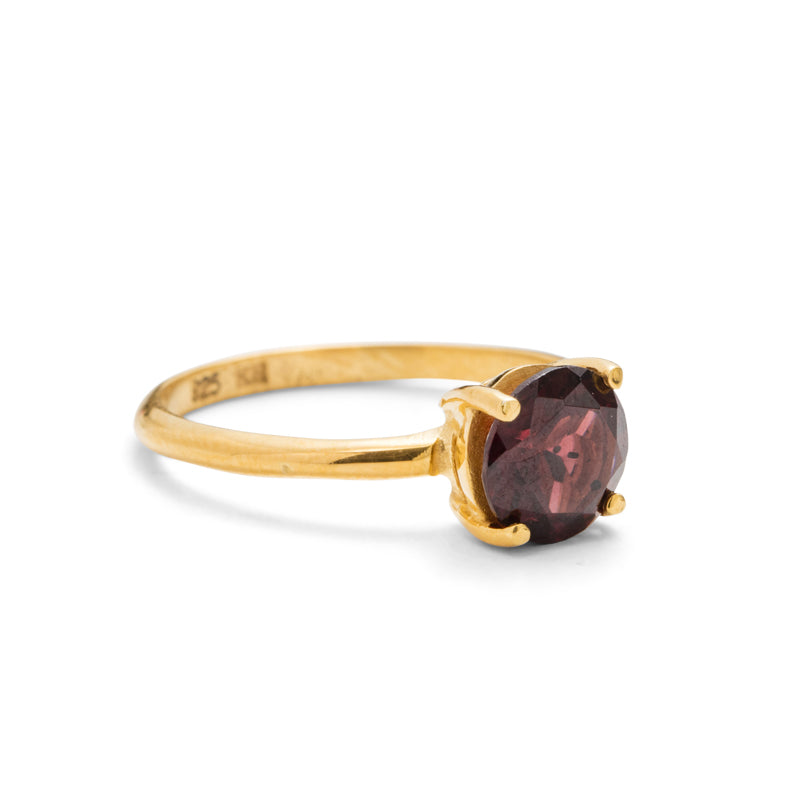 Solitaire Ring, Garnet, 9kt Yellow Gold